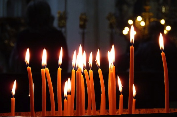 715px-Candles_in_the_church